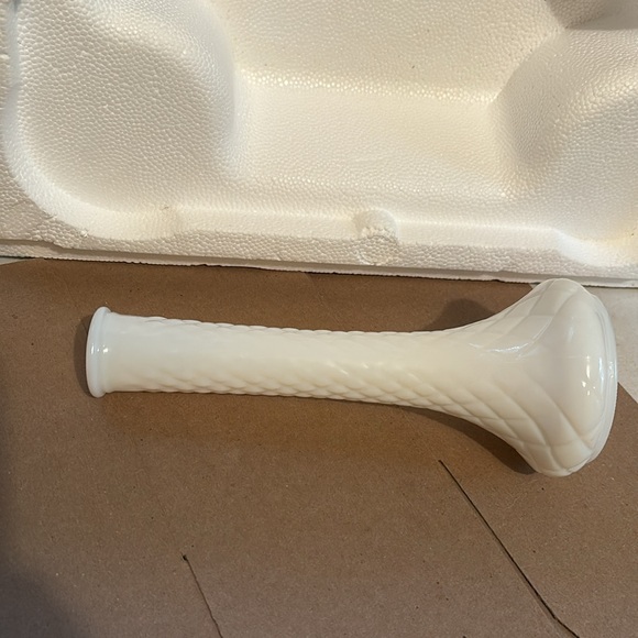 Hoosier Milk Glass #4092 Quilted Diamond Pattern Vintage Flower Bud Vase - Picture 8 of 9